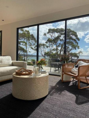 White Beach Retreat - Luxurious Water Views